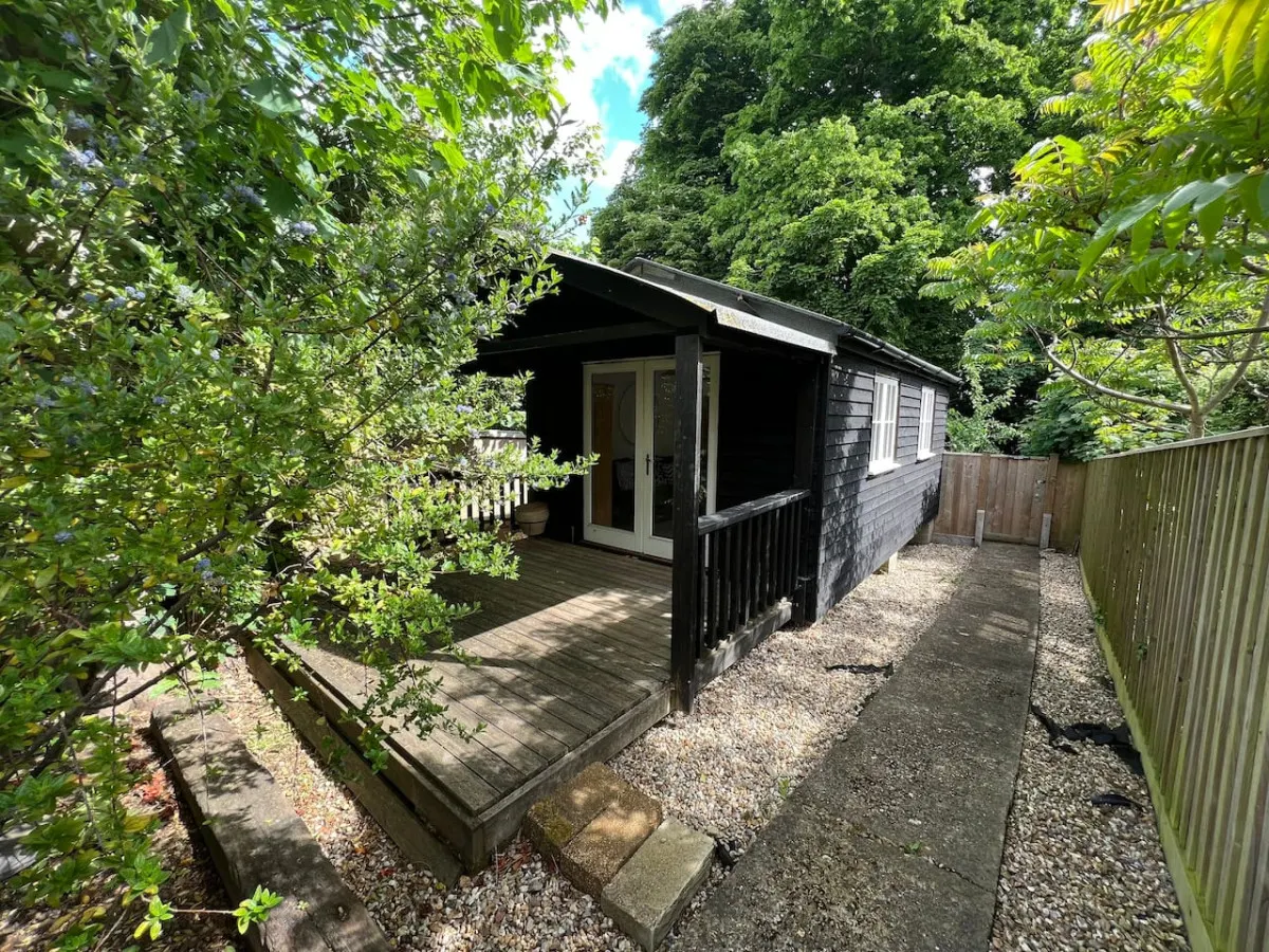 Cosy 2 bed traditional cottage with parking and garden 12