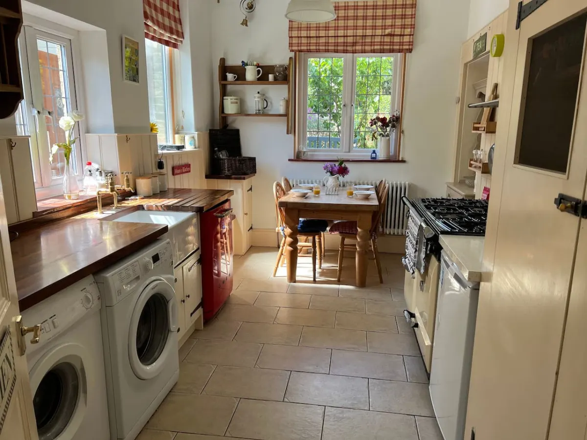 Cosy 2 bed traditional cottage with parking and garden 13