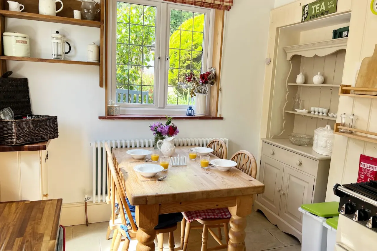 Cosy 2 bed traditional cottage with parking and garden 16