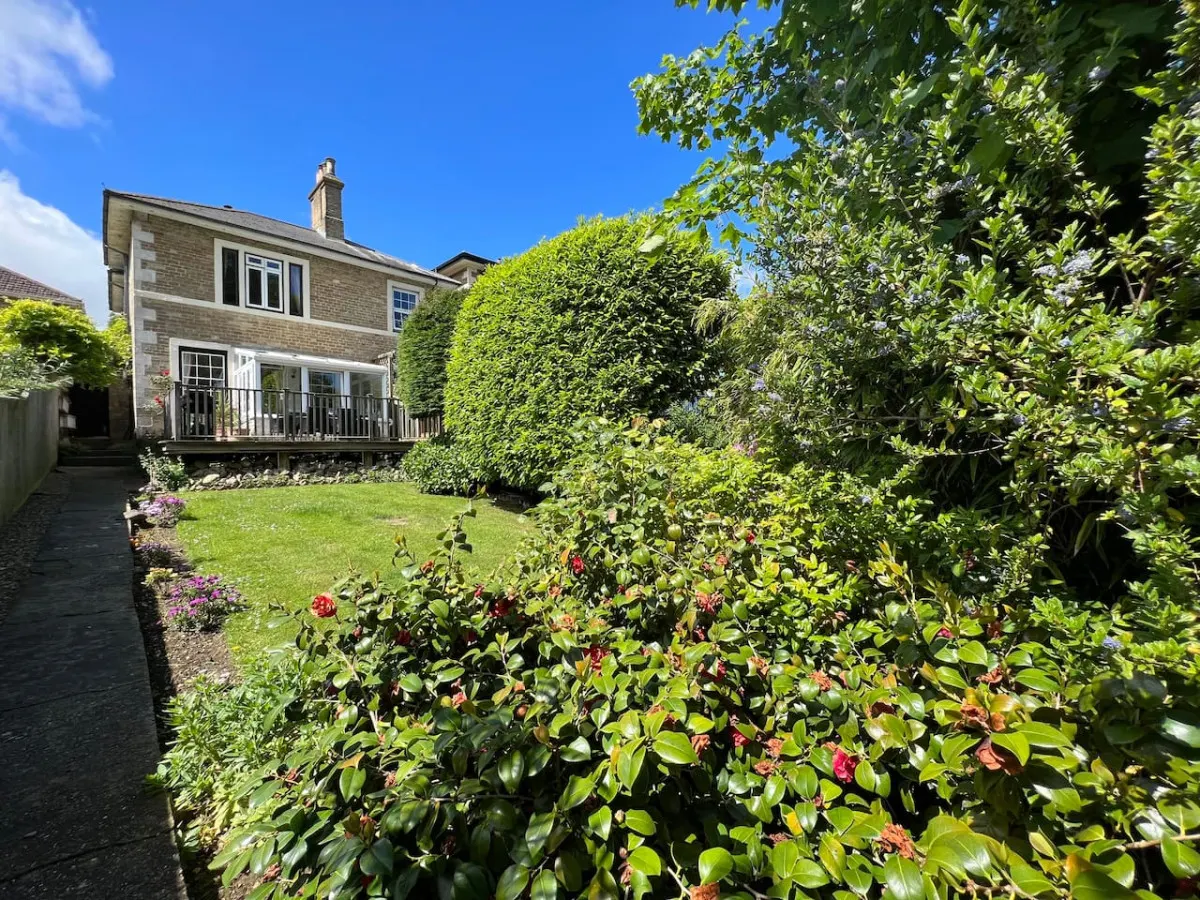 Cosy 2 bed traditional cottage with parking and garden 3