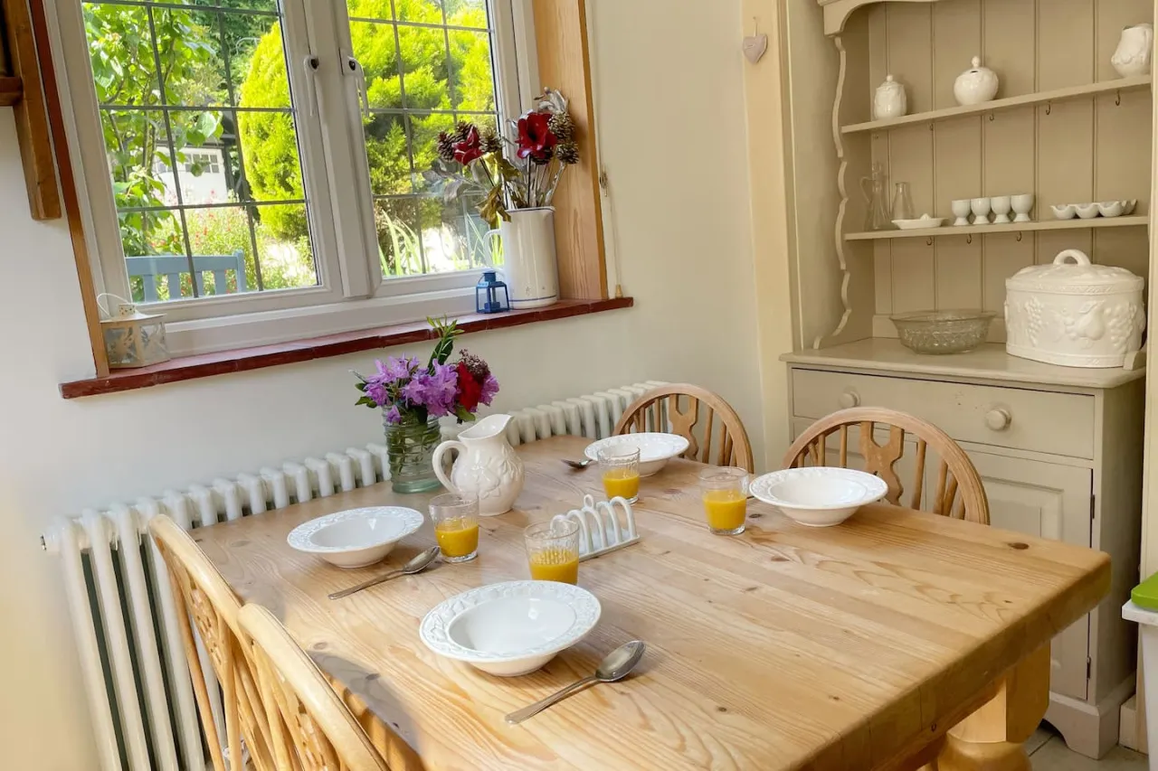 Cosy 2 bed traditional cottage with parking and garden 4