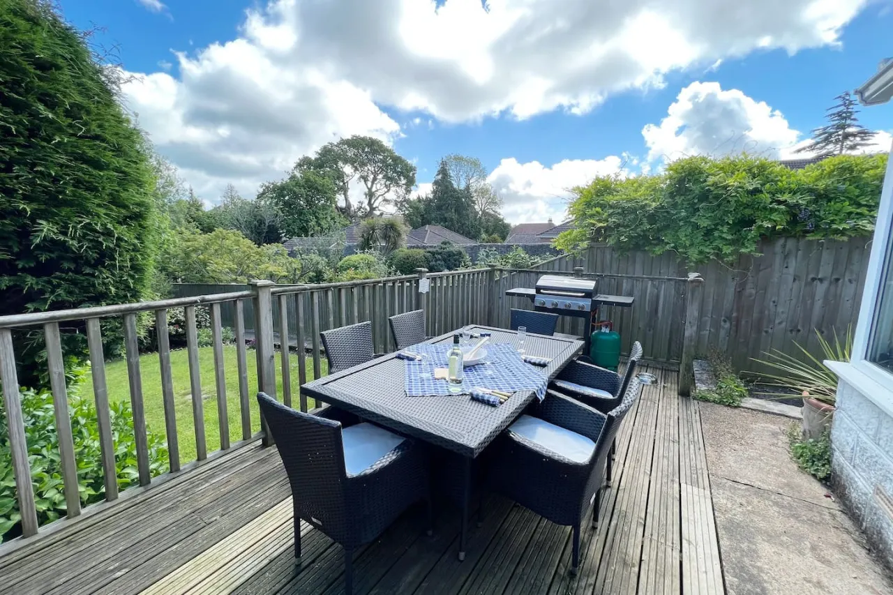 Cosy 2 bed traditional cottage with parking and garden 5
