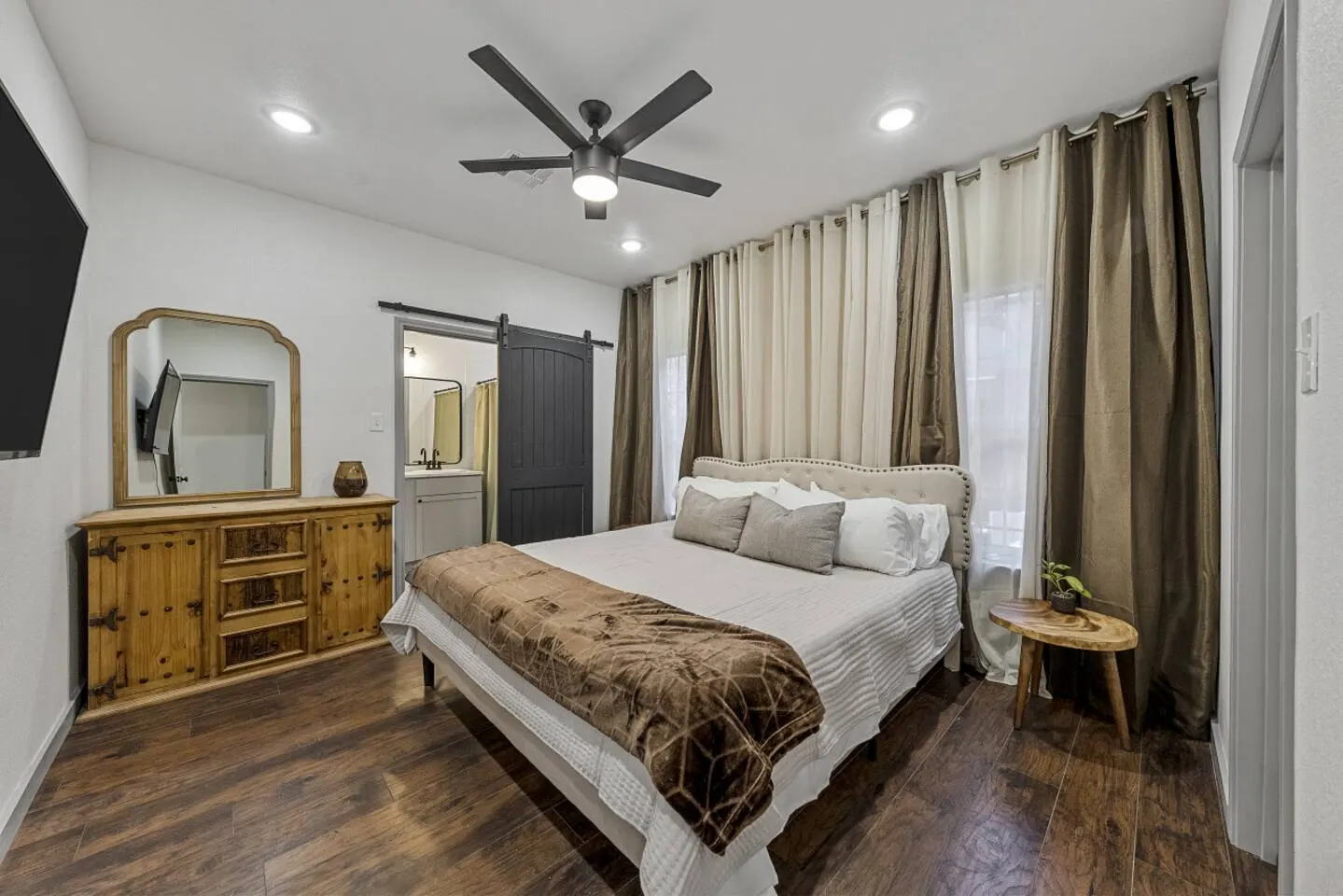 5th St Getaway w Sauna Hot tub Firepit & Game Room 11
