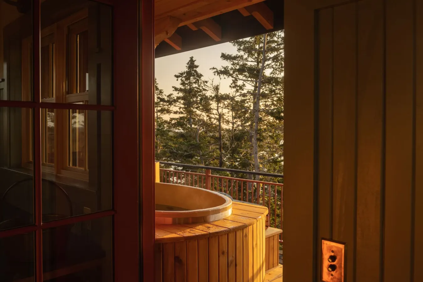 Shackup Tower - 30 ft in the air & hot tub & surf 14