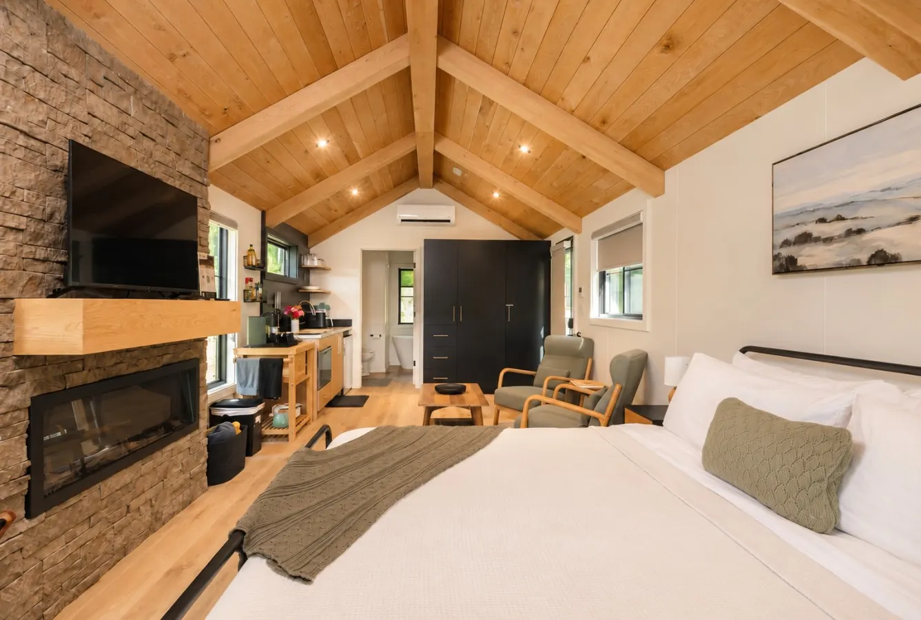 Luxury Mountain Cabin 4: Sauna, River, Chickens 6