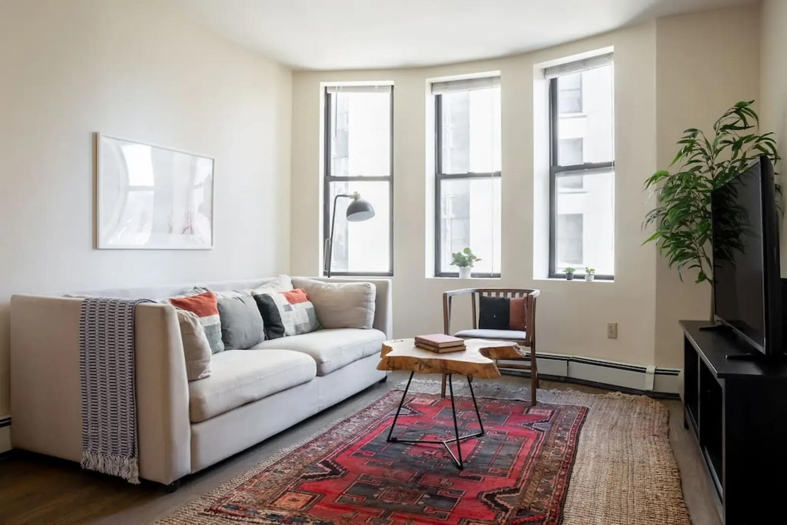 Spacious 2-bed Apt - Newly Redesigned - Smart Lock 1