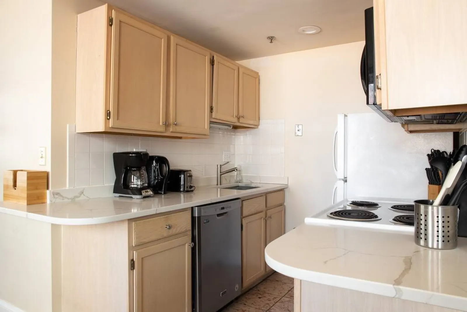 Spacious 2-bed Apt - Newly Redesigned - Smart Lock 11
