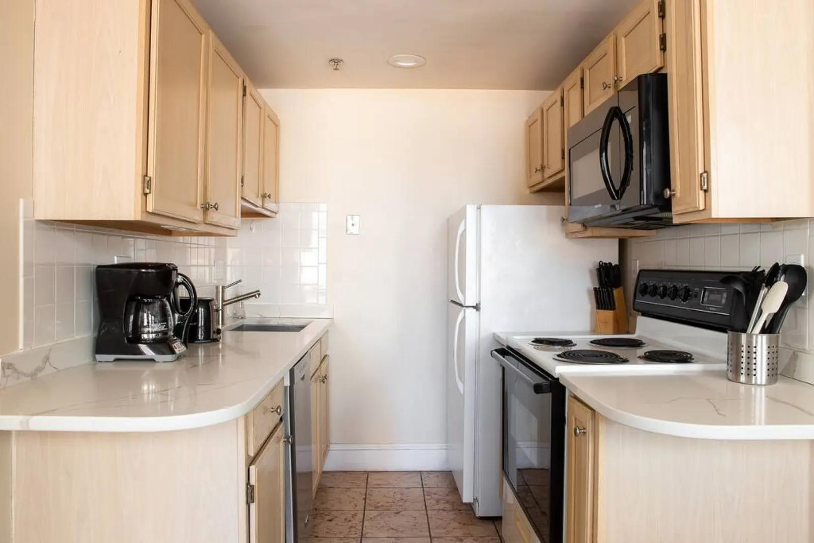 Spacious 2-bed Apt - Newly Redesigned - Smart Lock 12