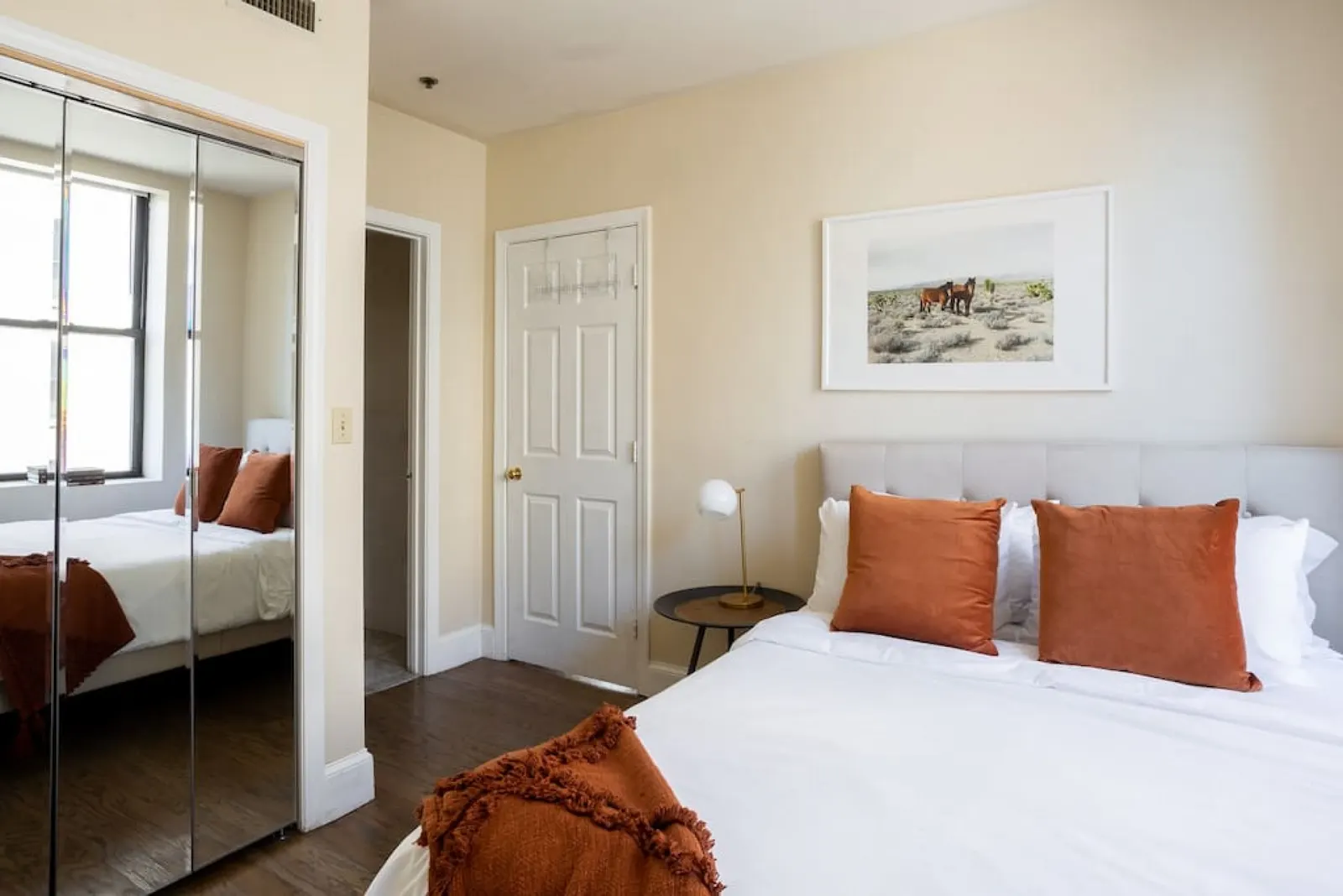 Spacious 2-bed Apt - Newly Redesigned - Smart Lock 13