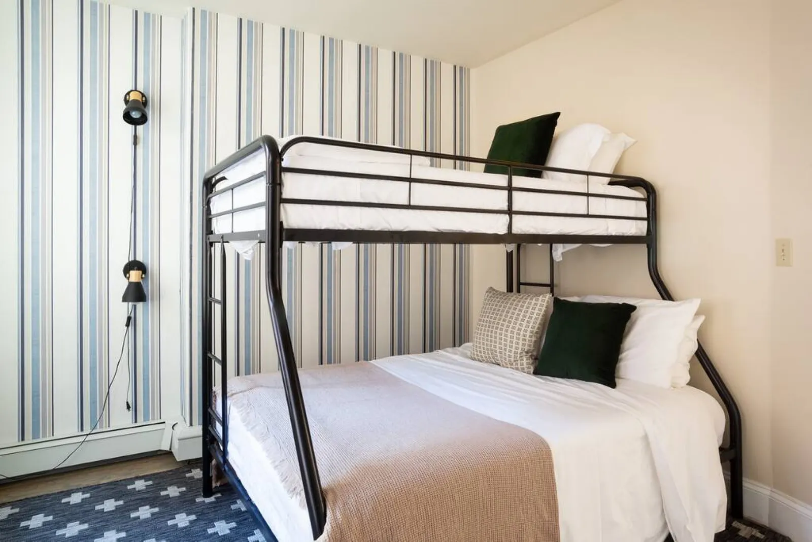 Spacious 2-bed Apt - Newly Redesigned - Smart Lock 16