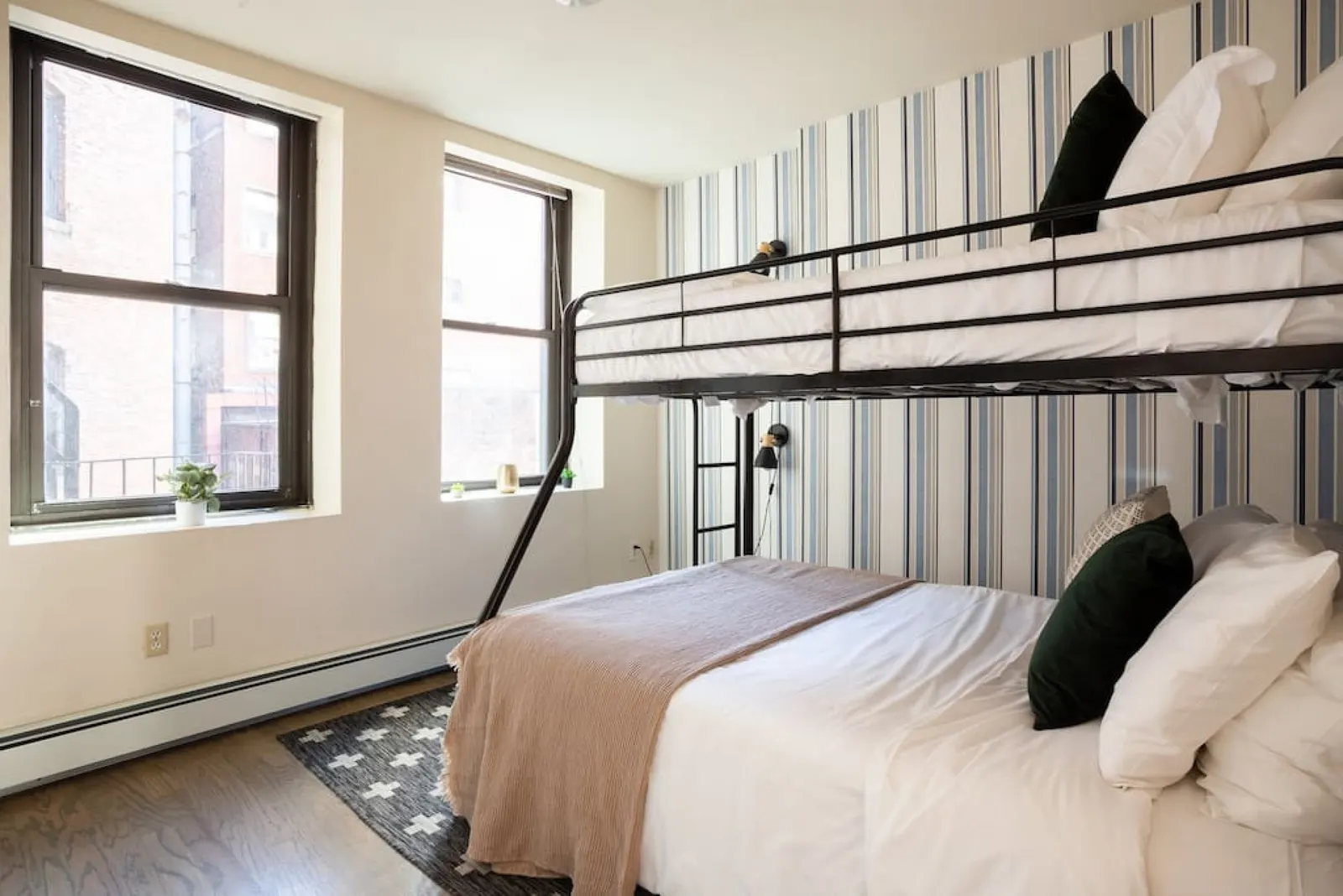 Spacious 2-bed Apt - Newly Redesigned - Smart Lock 3
