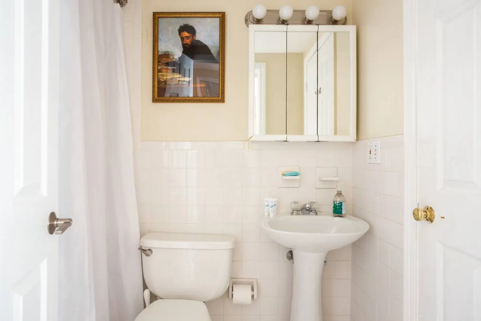 Spacious 2-bed Apt - Newly Redesigned - Smart Lock 7