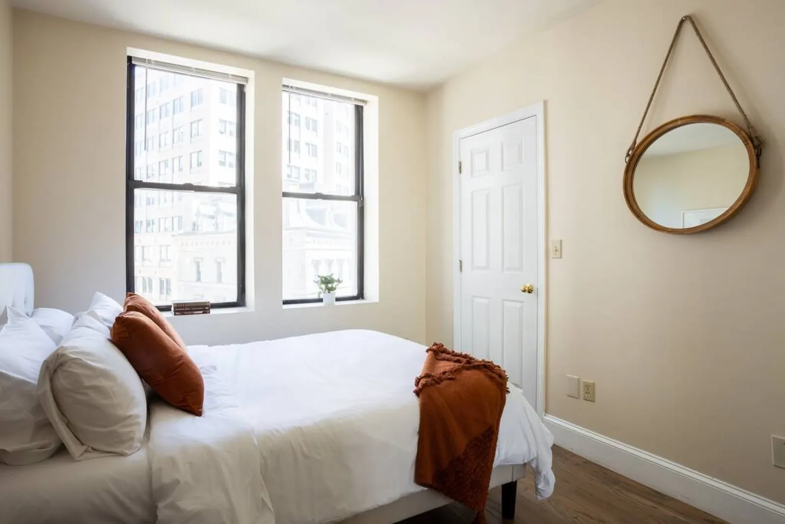 Spacious 2-bed Apt - Newly Redesigned - Smart Lock 8