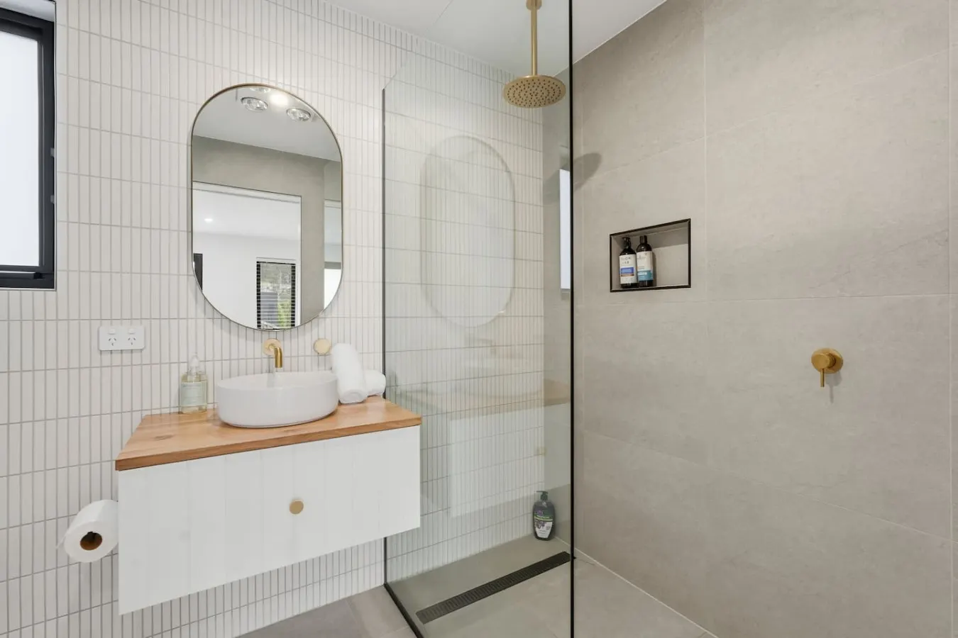 Stylish 2-Bed Stay 14