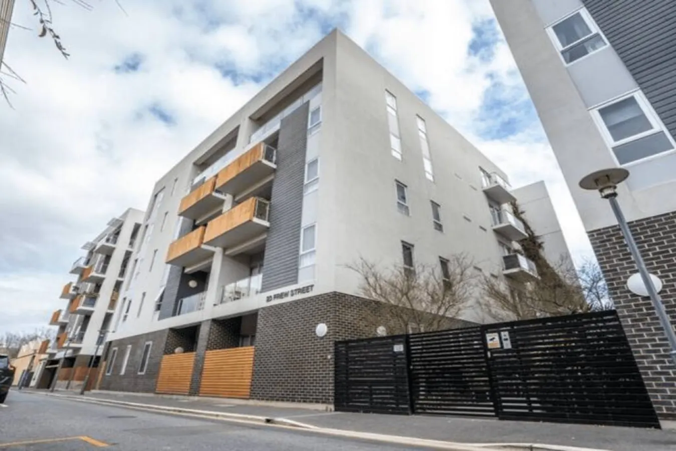 Get Comfy on Frew—CBD Stay near Parklands & Dining 18