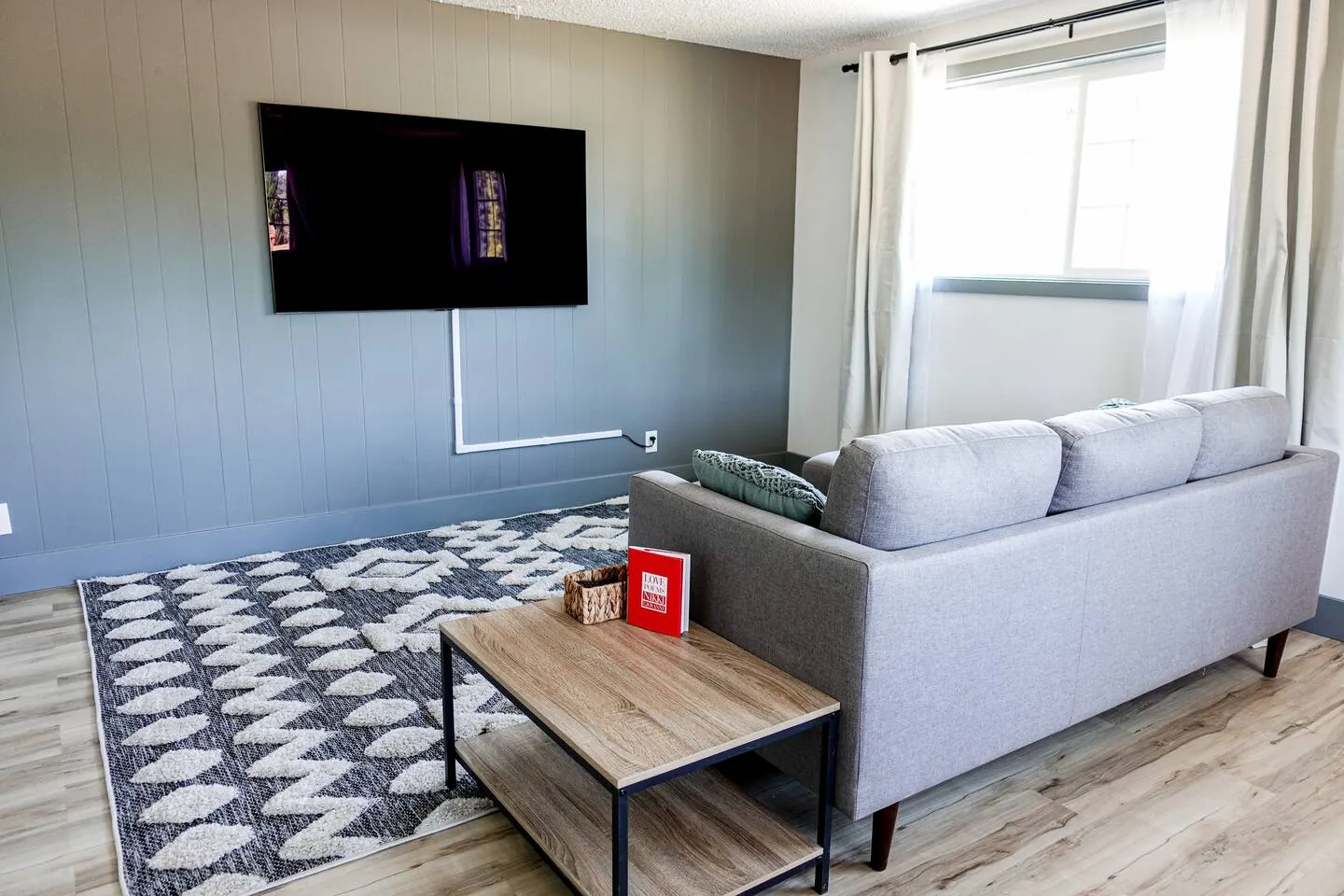 EcoSpa Hot tub, Walk 1 mi to Autzen, Cozy King Bed 10