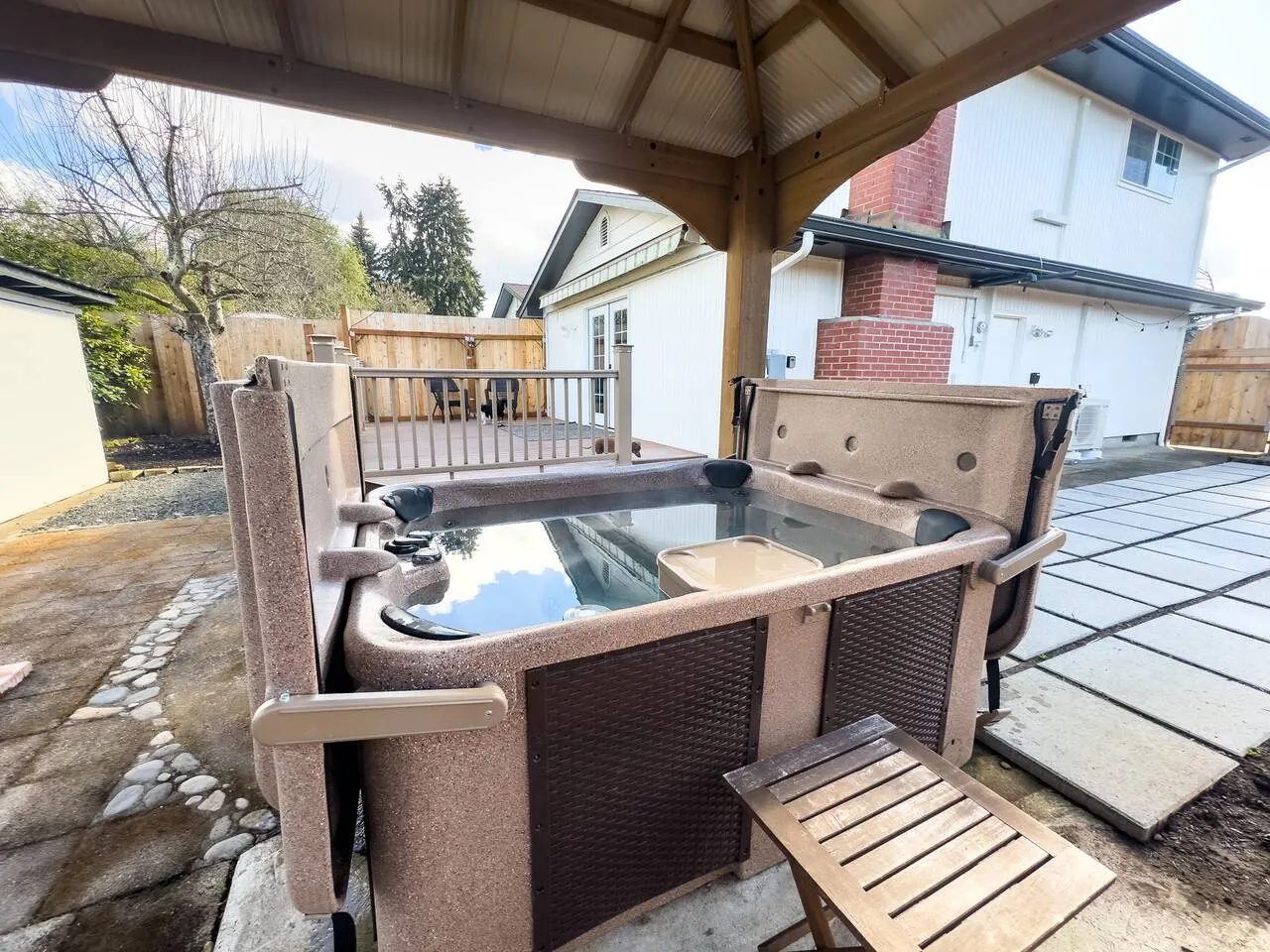 EcoSpa Hot tub, Walk 1 mi to Autzen, Cozy King Bed 3