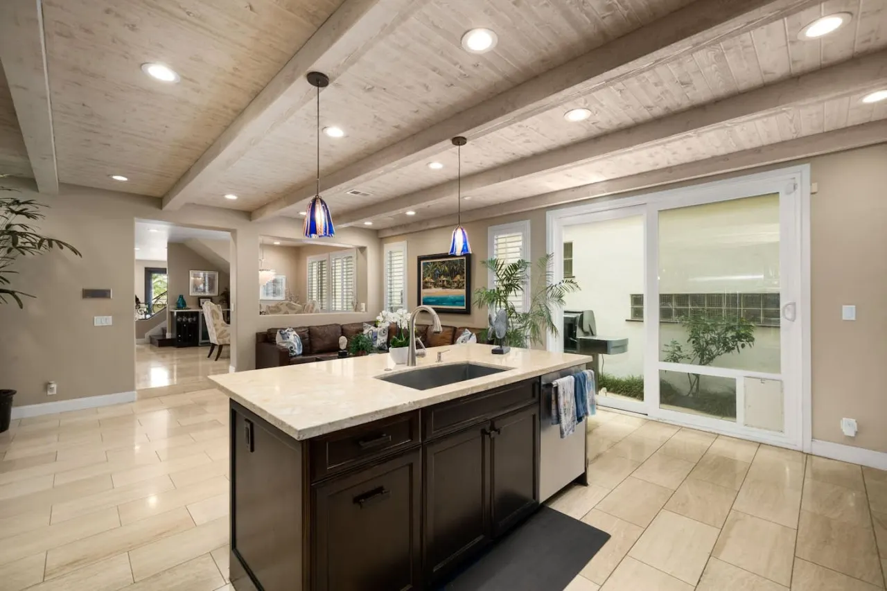 22nd Paradise - Bikes, Fireplace, Hot Tub 10