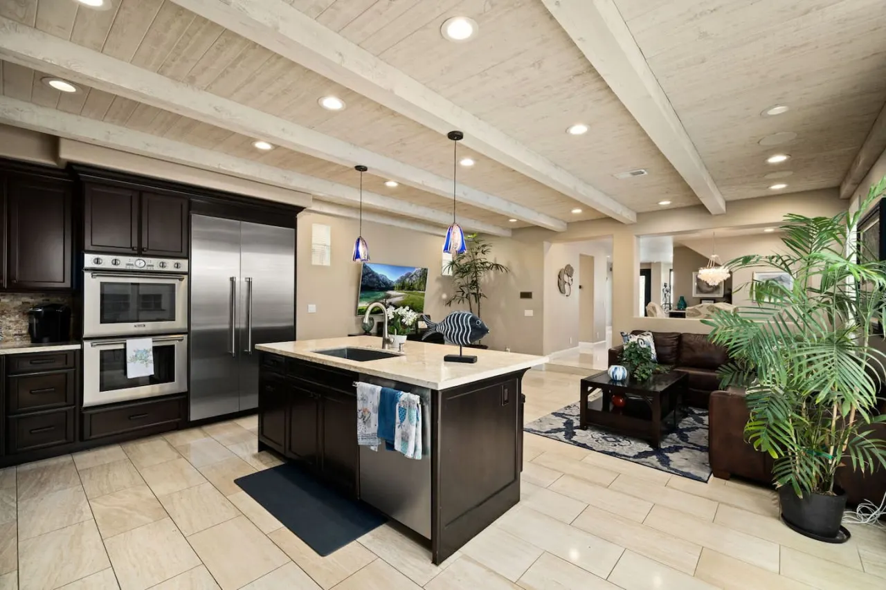 22nd Paradise - Bikes, Fireplace, Hot Tub 11