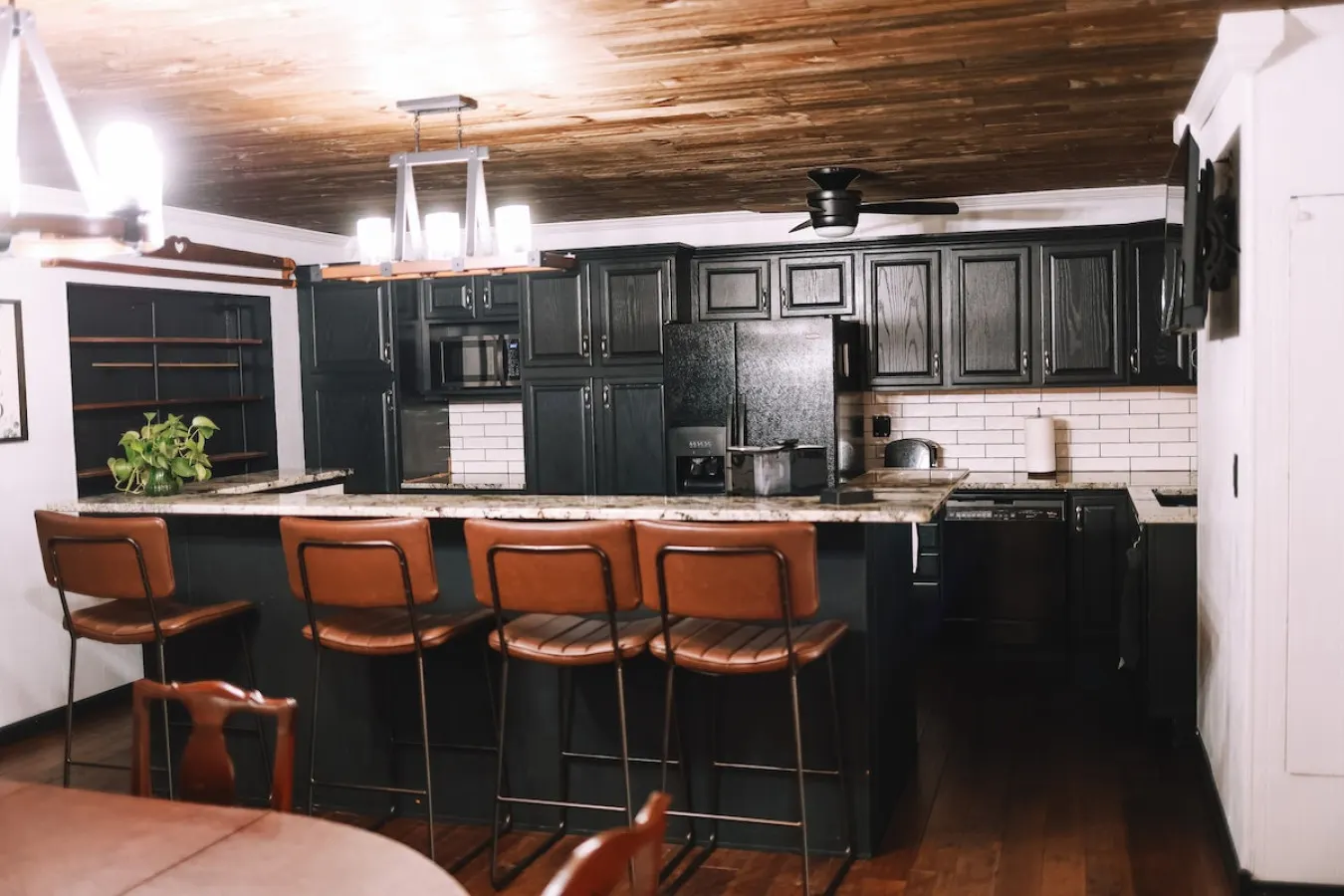 Alley Oasis — 4BR/3BA Spa Yard Retreat 19