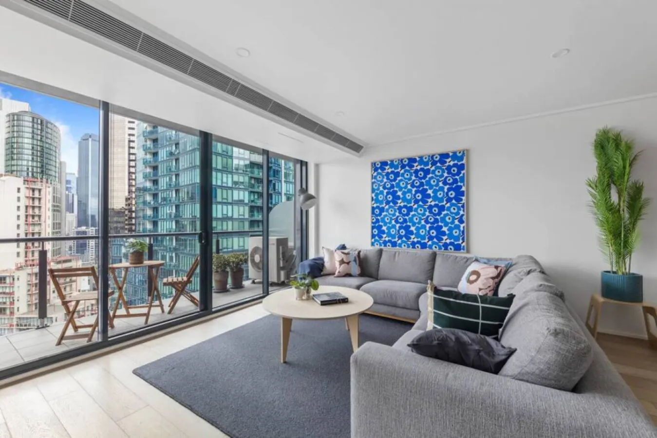 Arin- Penthouse Style 3 bed/2bath Melbourne Home — photo 3