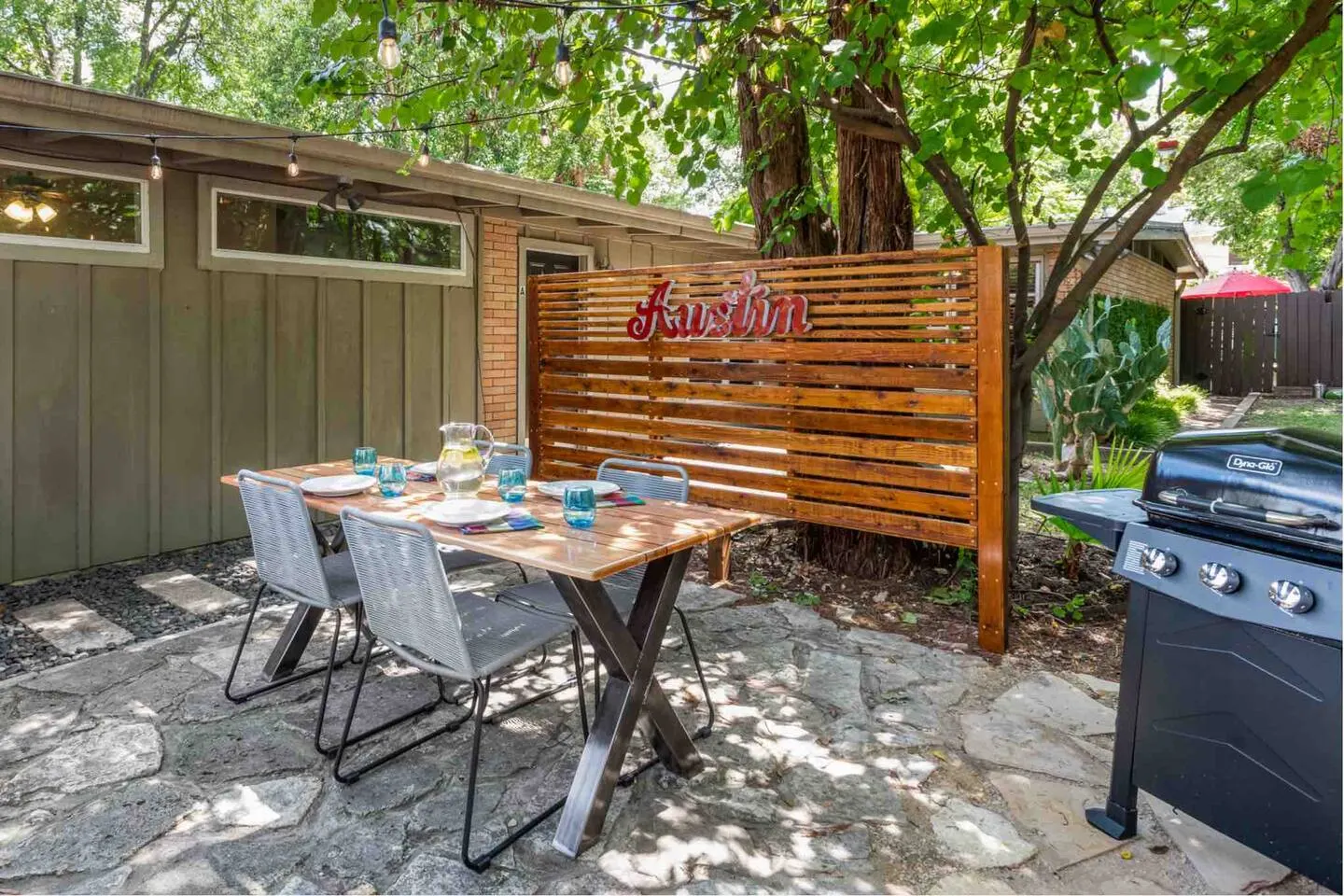 10mins Downtown, Next to UT, Outdoor Dining &Grill 1