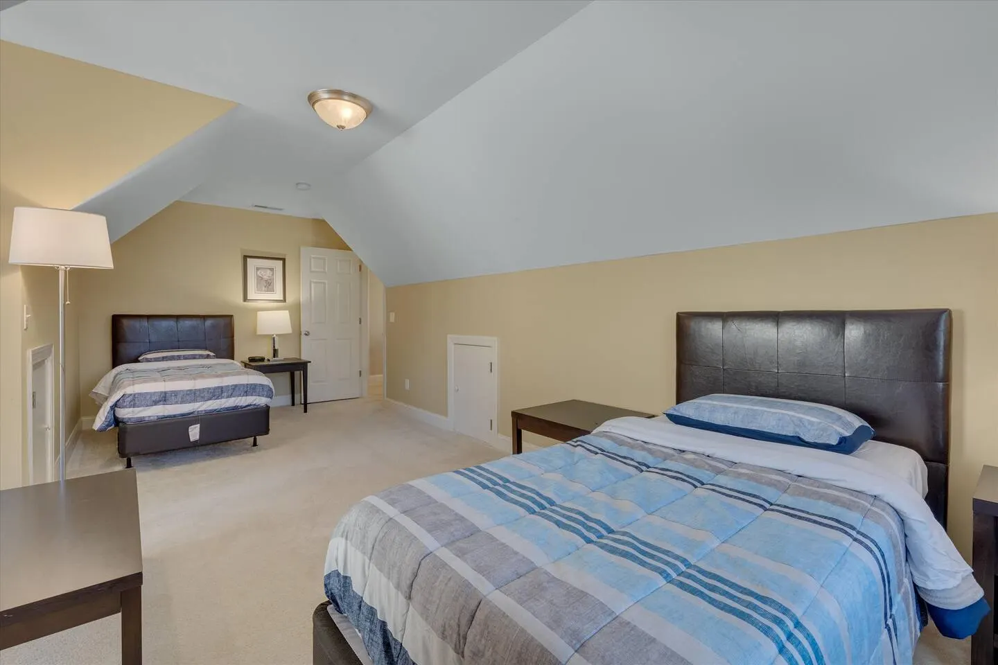 Lawrence Homestead @ Walnut St Park Fenced 4BR 6