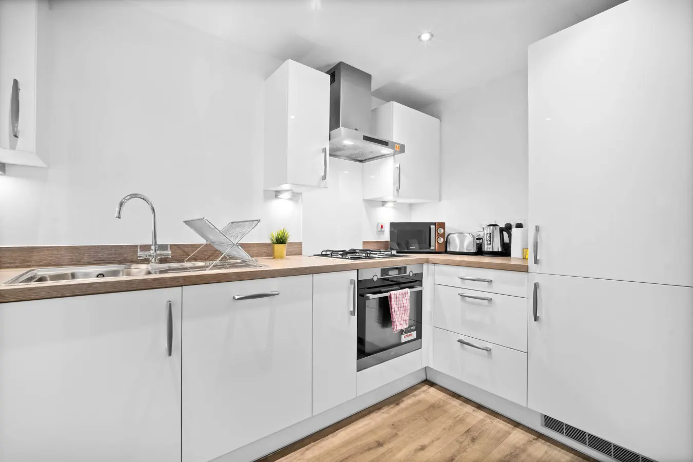 Stylish Gated Central Apartment - Parking - Netflix — photo 4