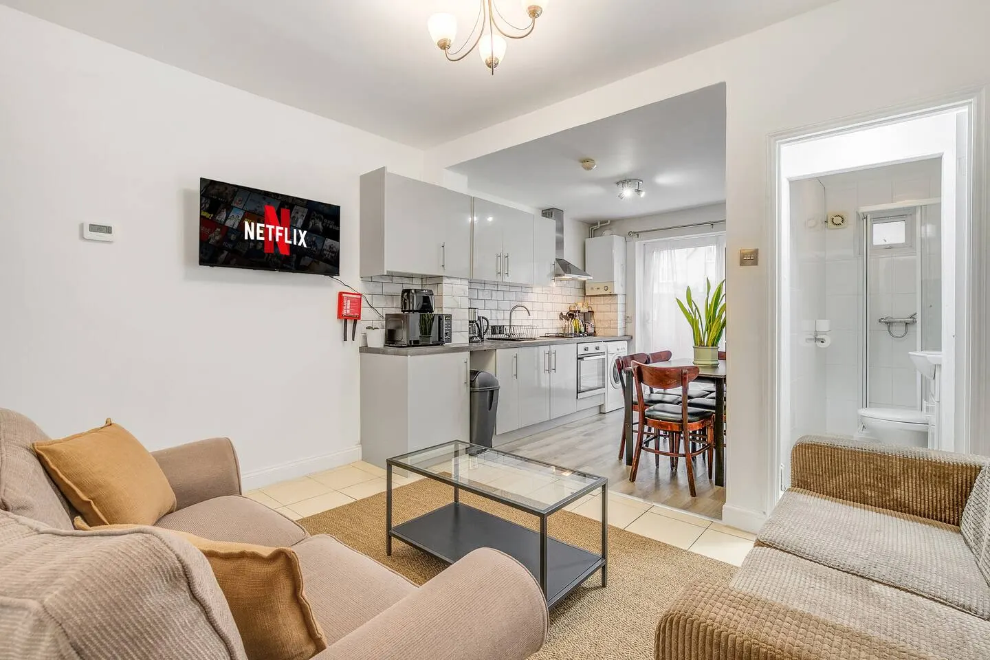 Beautiful House with Free parking & 2 bathrooms