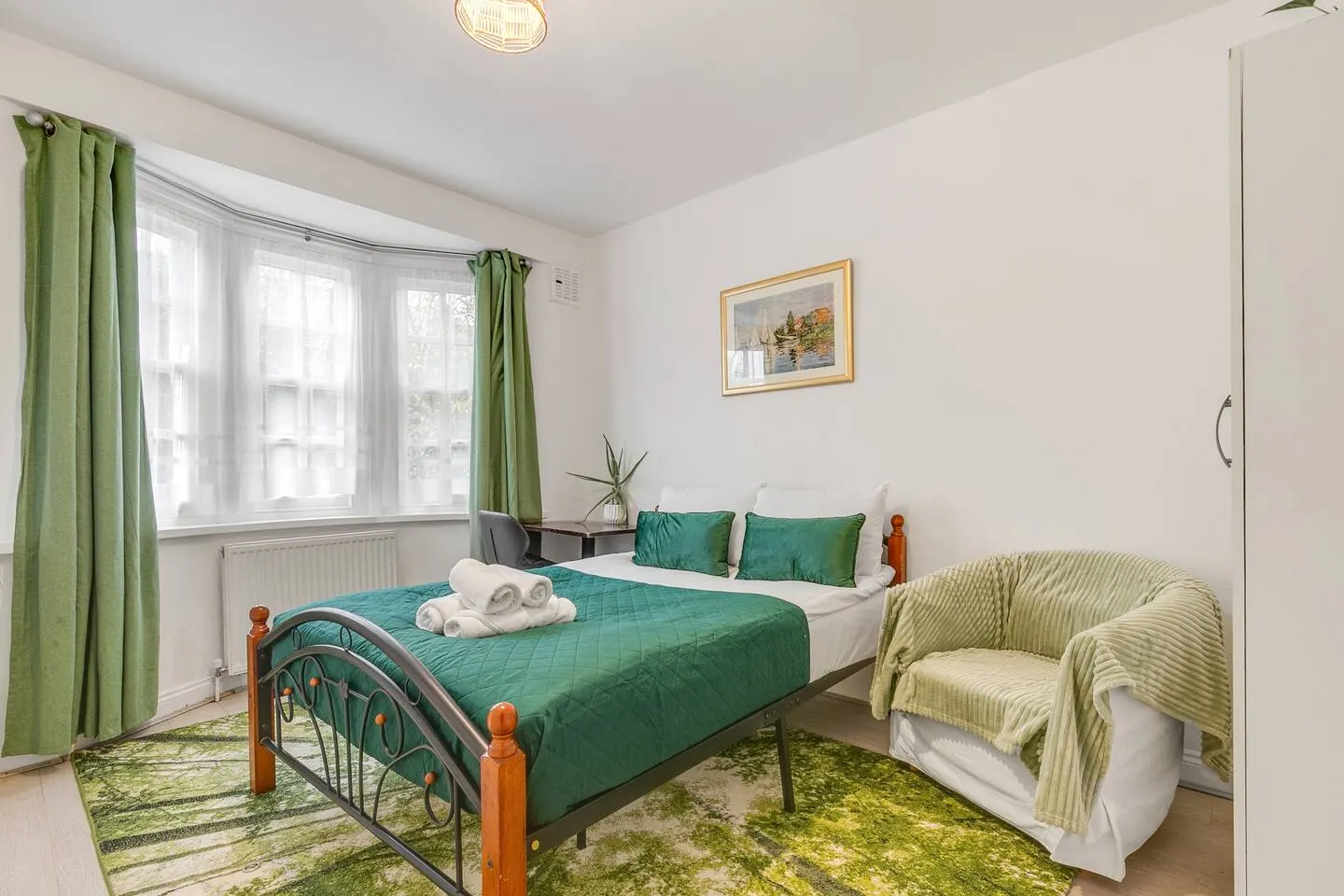 Beautiful House with Free parking & 2 bathrooms 2