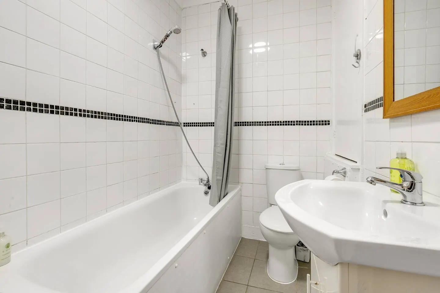 Beautiful House with Free parking & 2 bathrooms 9