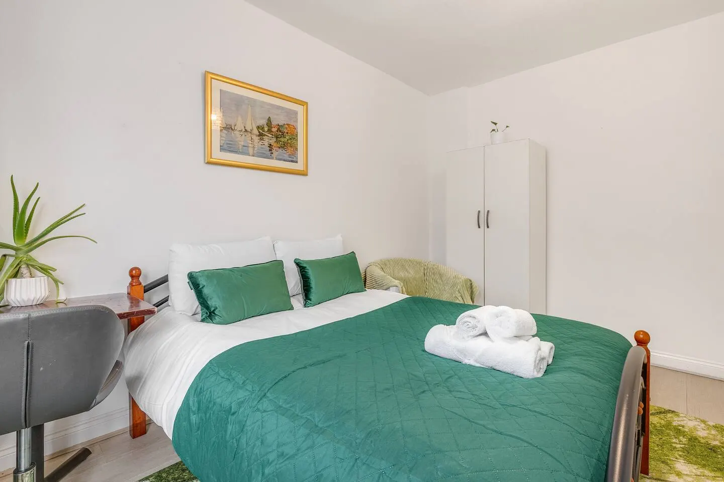 Beautiful House with Free parking & 2 bathrooms 10