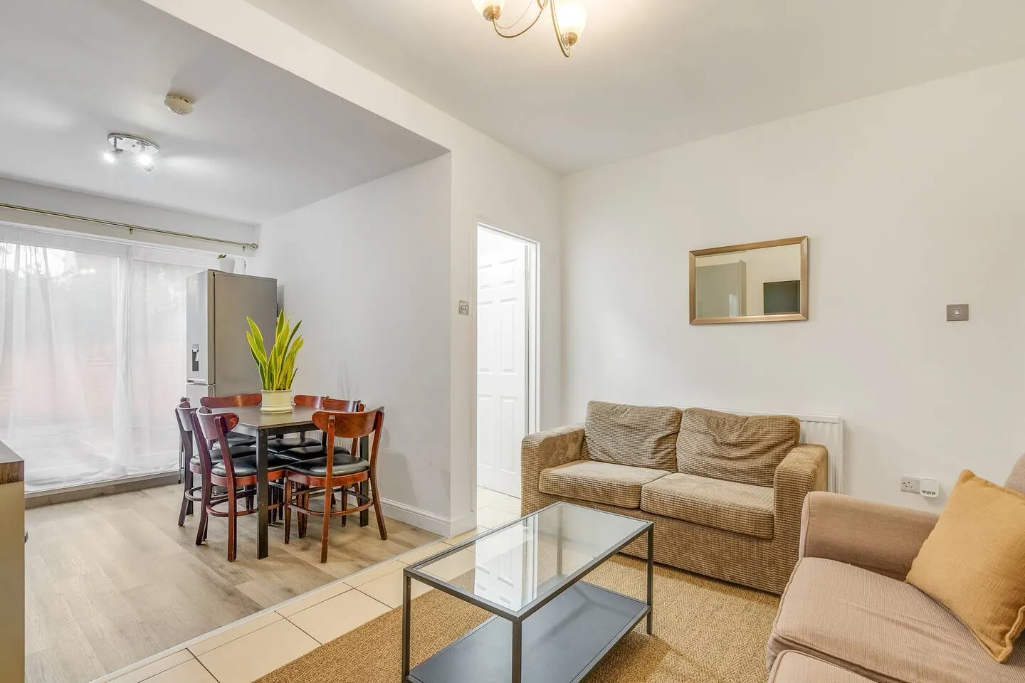 Beautiful House with Free parking & 2 bathrooms 11