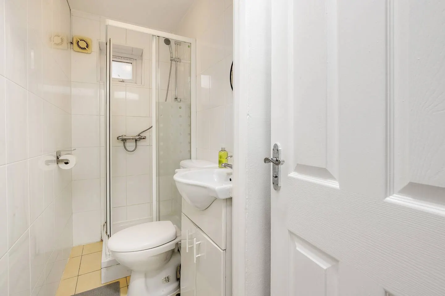 Beautiful House with Free parking & 2 bathrooms 12