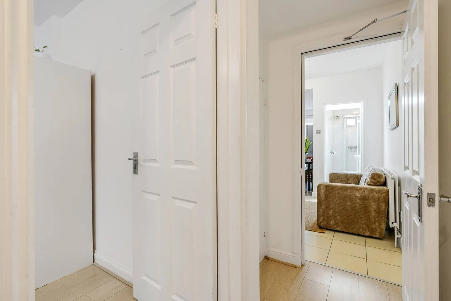 Beautiful House with Free parking & 2 bathrooms 13
