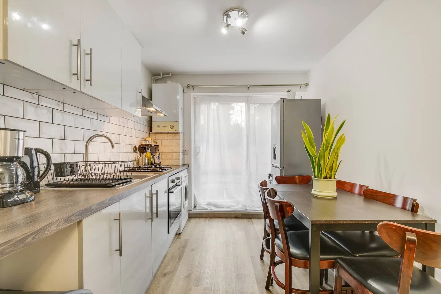 Beautiful House with Free parking & 2 bathrooms 3