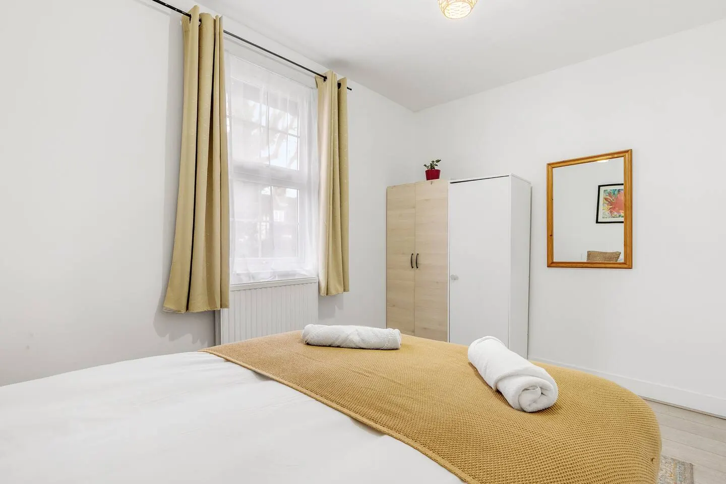 Beautiful House with Free parking & 2 bathrooms 6