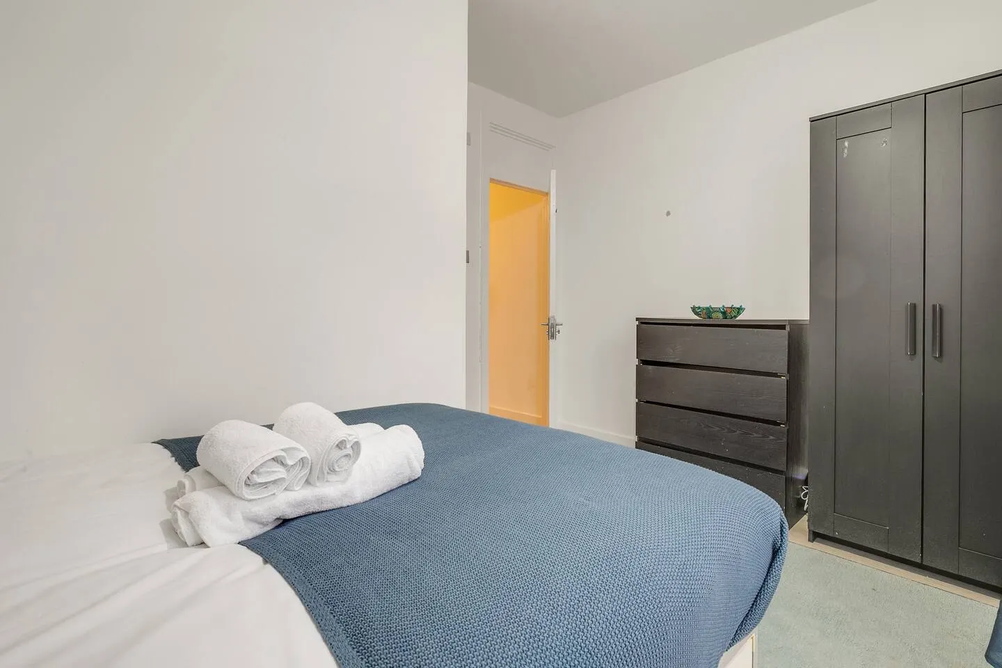 Beautiful House with Free parking & 2 bathrooms 7