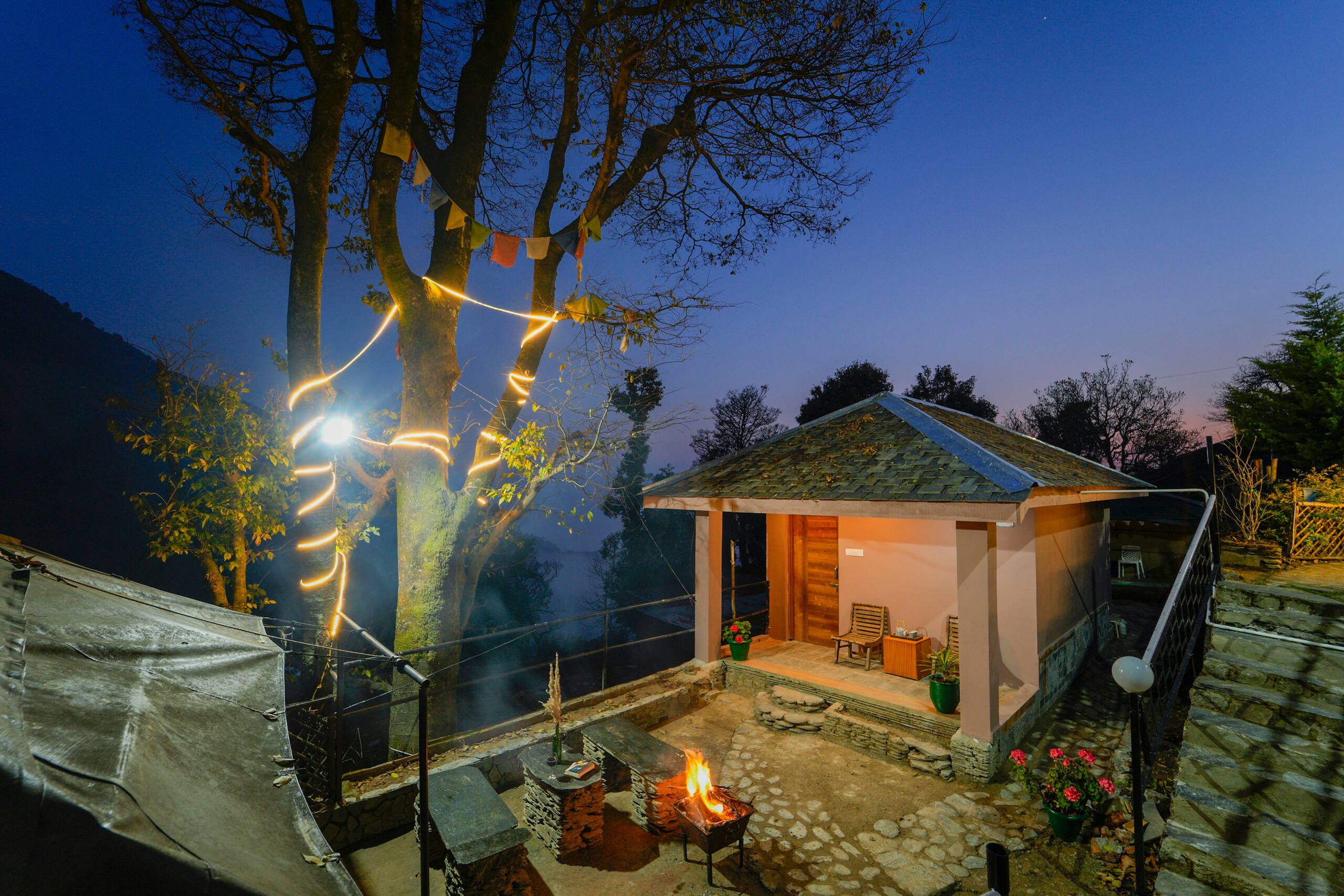 Ivy Hut : Bonfire+ WiFi + Cafe 5