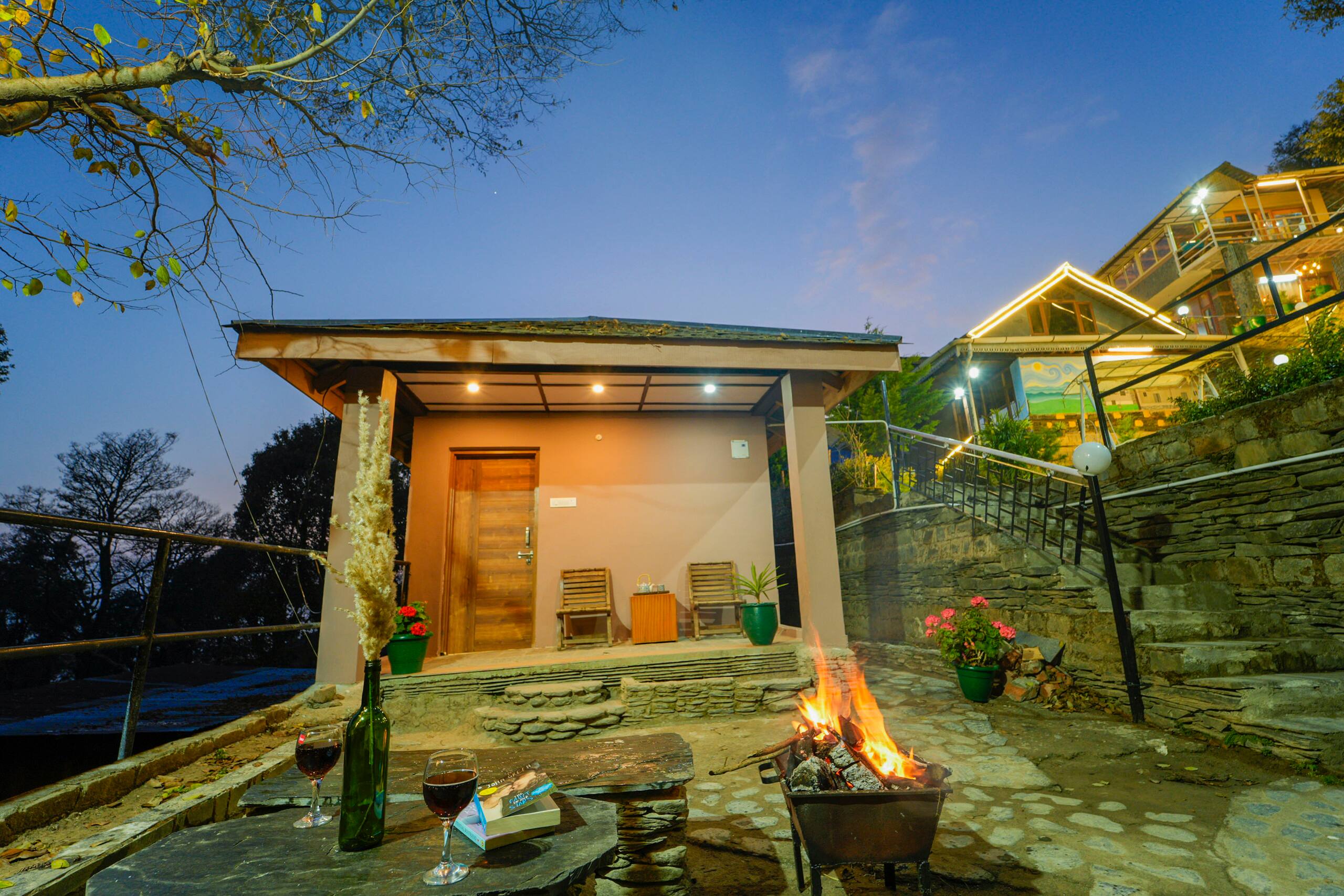 Ivy Hut : Bonfire+ WiFi + Cafe 24