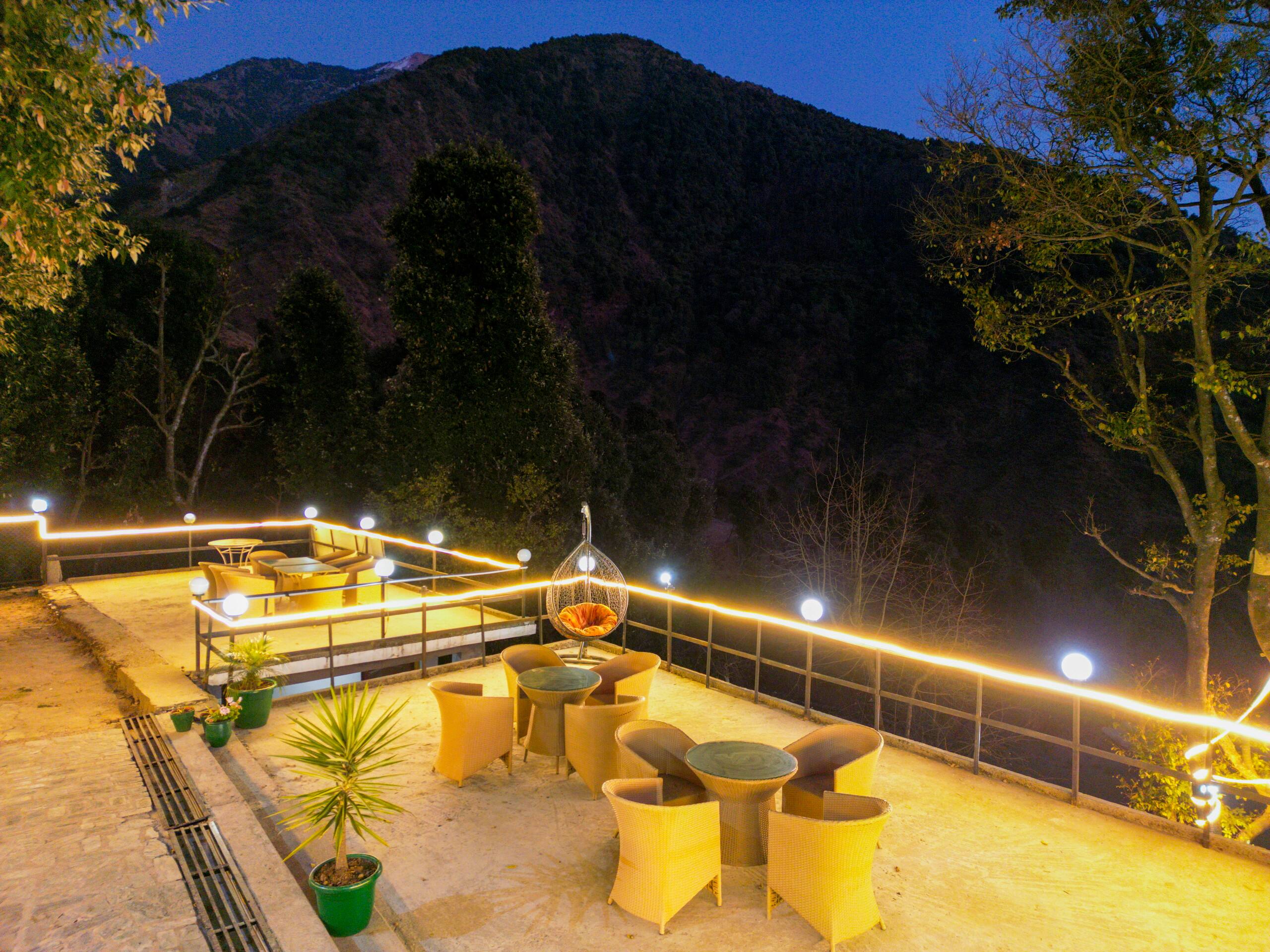 Ivy Hut : Bonfire+ WiFi + Cafe 26