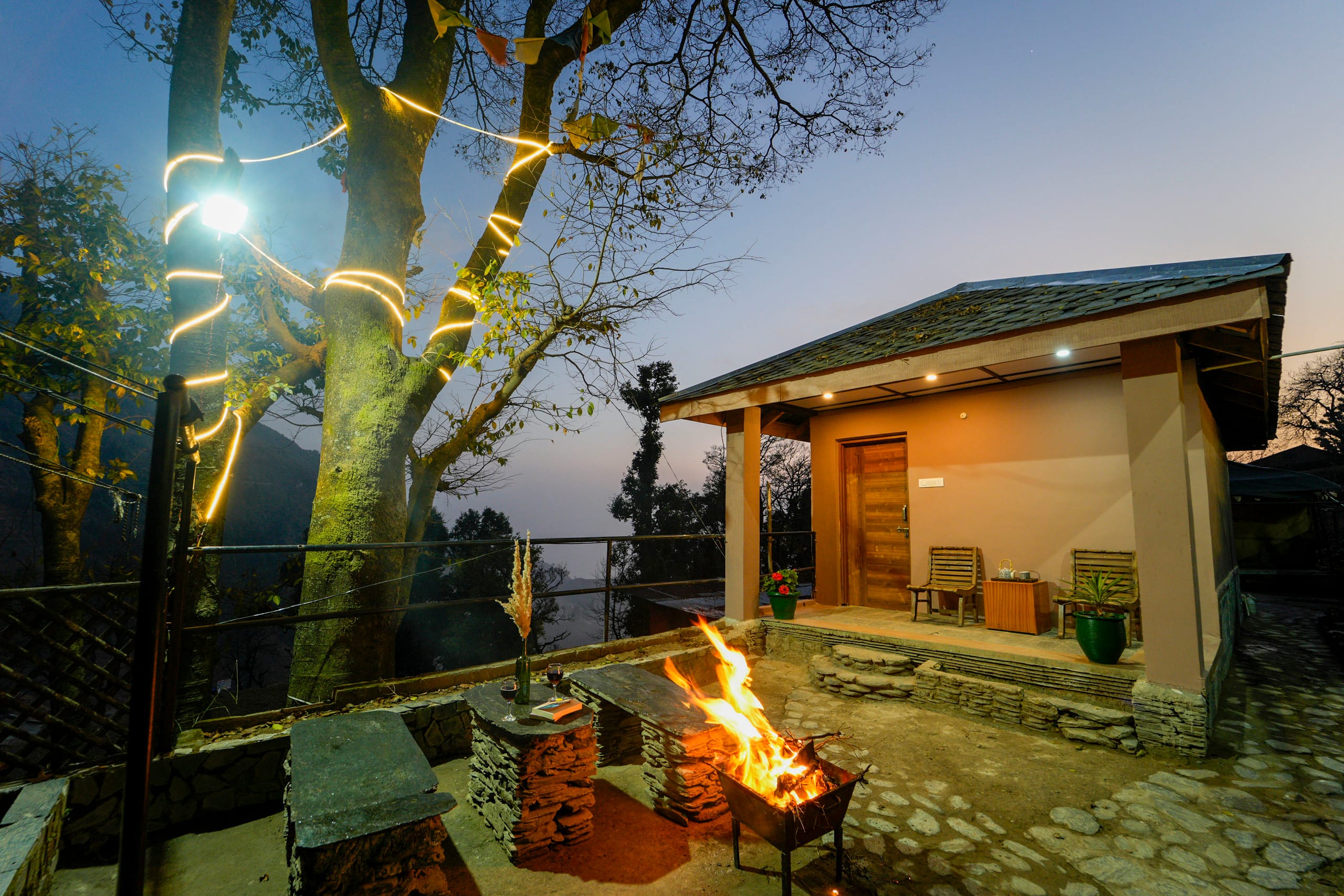 Ivy Hut : Bonfire+ WiFi + Cafe 1
