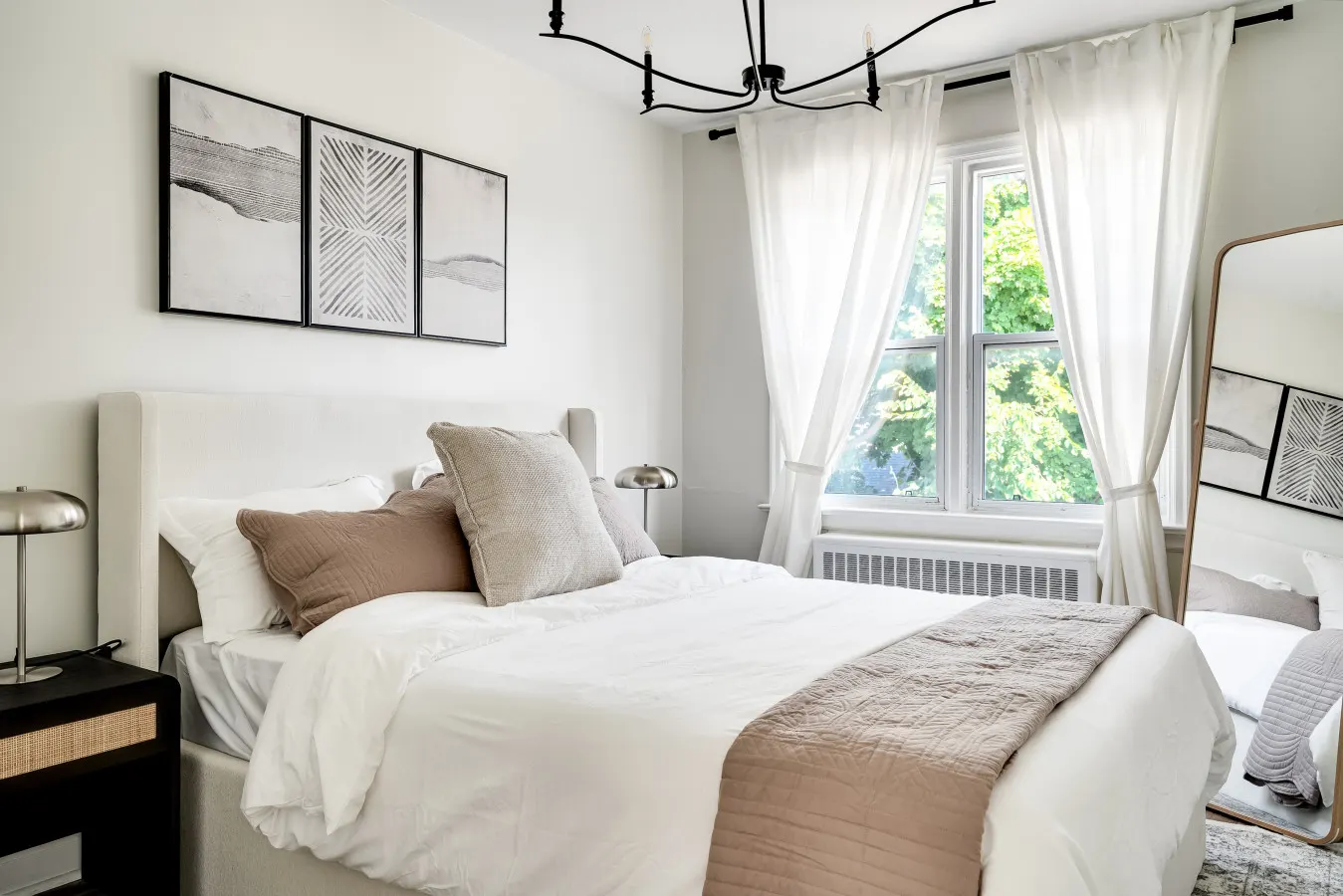 Stylish 2BR – Near Queen’s, Hospitals & Lake Ontario