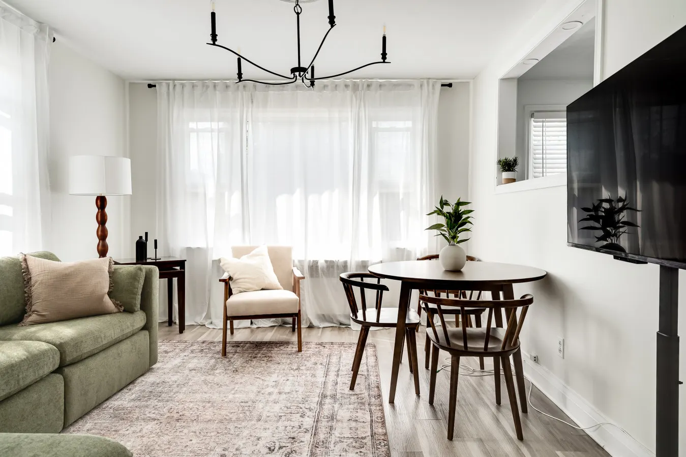 Stylish 2BR – Near Queen’s, Hospitals & Lake Ontario — foto 2