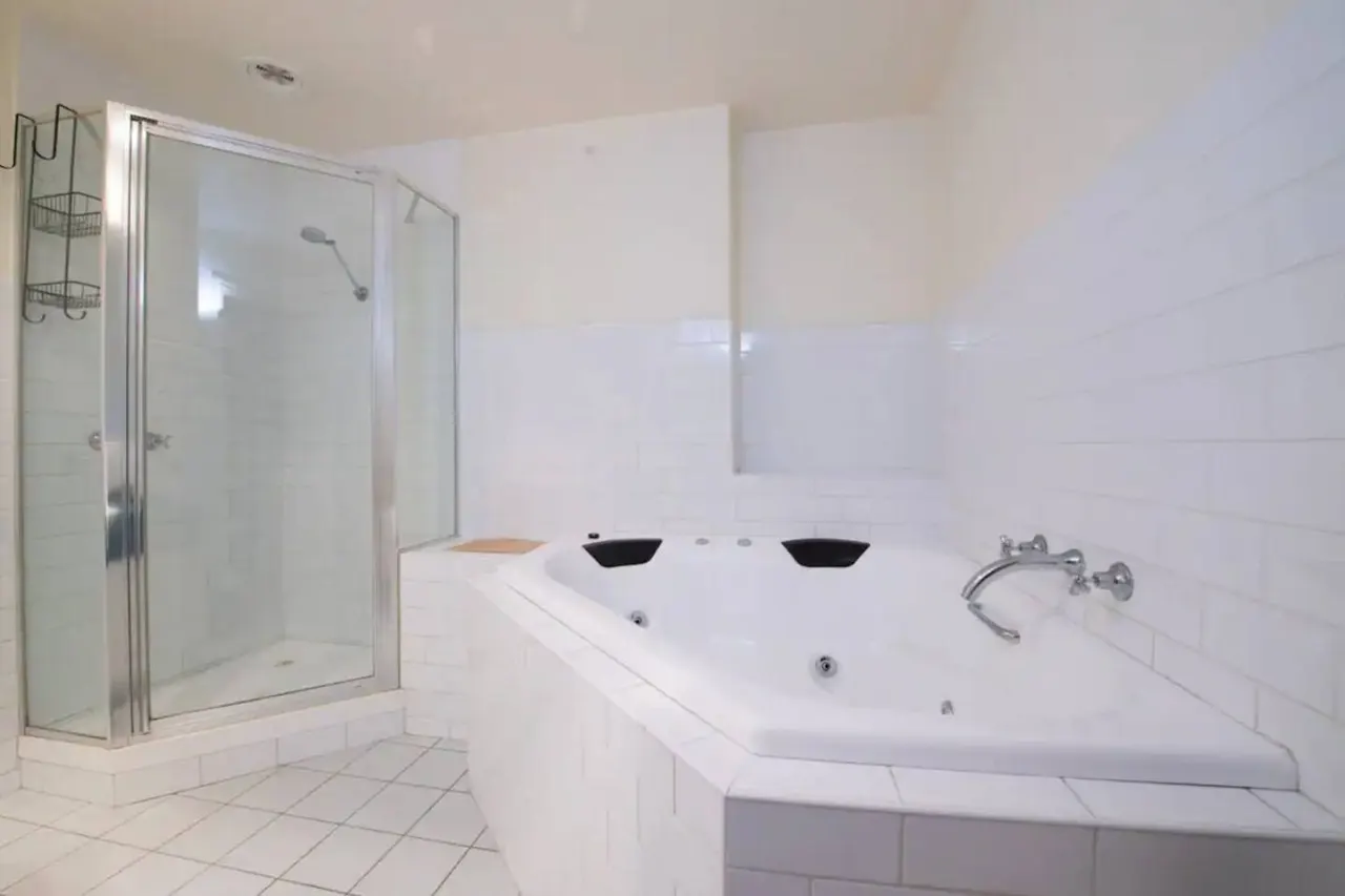 Readyset Apartments on King - B8 10