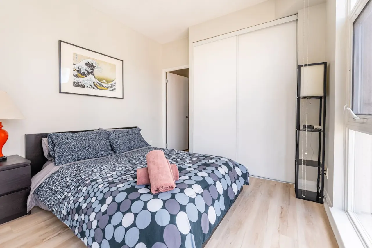 Inviting 1BR Condo Great Location City Views 4