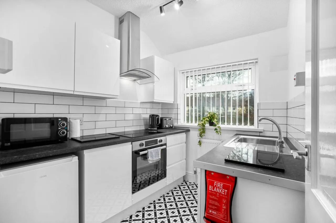 Two Bedroom Apartment - On Street Parking Available — photo 3