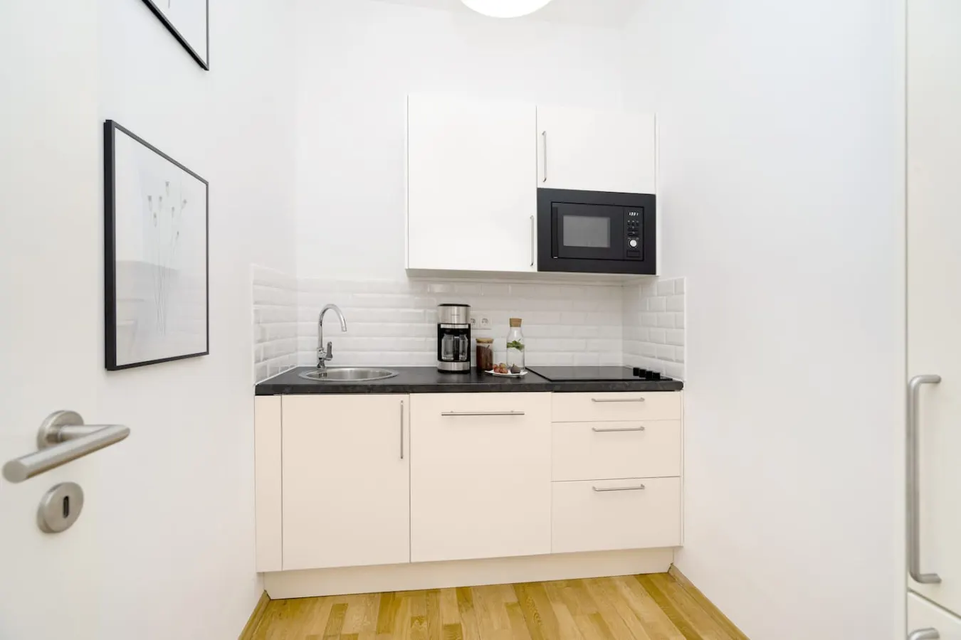 Bright 1 Bedroom Apartment with Terrace 11