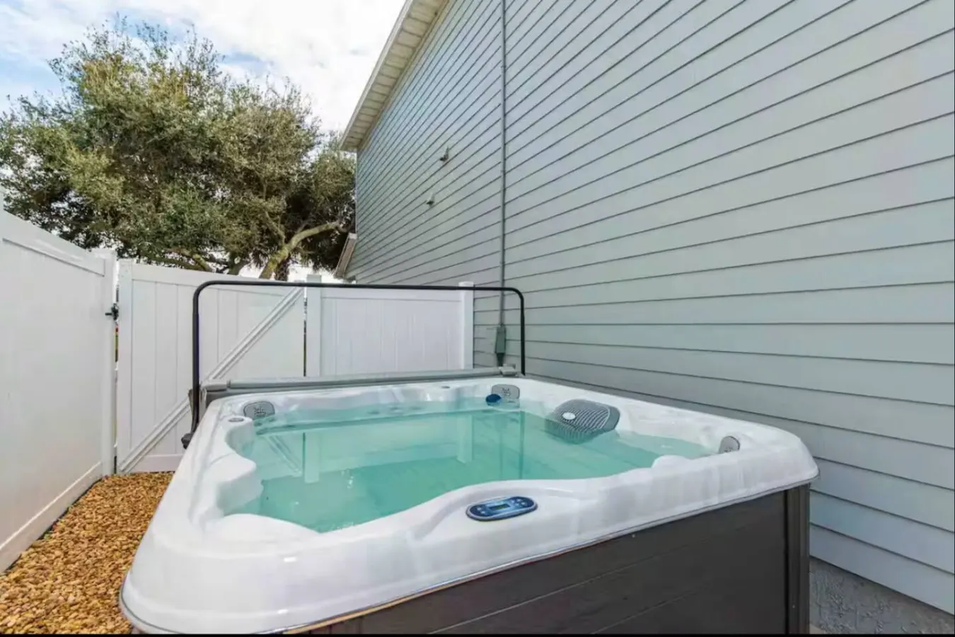 The Saltwater Cottage Jacuzzi + Steps to Beach — photo 2