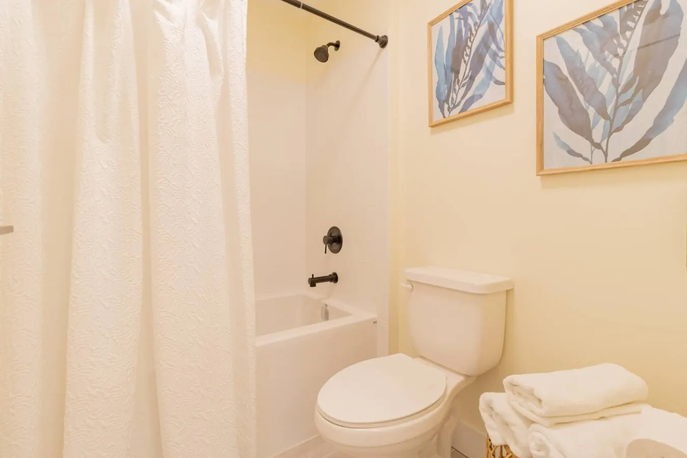 2 Bedroom Condo- Hot Tub, 1 min to beach - 202 — photo 3